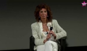 Sofia Loren émue aux larmes à Cannes