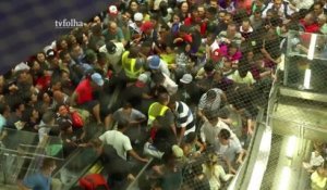 Foule de gens au métro de São Paulo à cause de la grève des bus