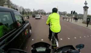 Un motard fait tomber volontairement un cycliste