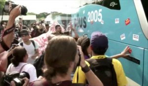 Le bus de la sélection brésilienne bloqué par des enseignants en grève