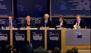 Après son succès en France, Marine Le Pen peine à former un groupe parlementaire à Bruxelles