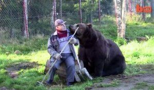 Un homme ami avec les ours! Bear man!
