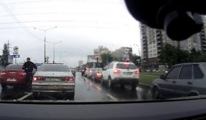 Road Rage : Un Russe qui cherche la bagarre va être servi
