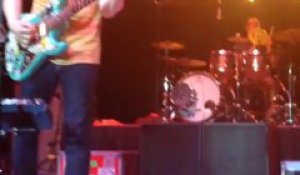 Le batteur de Weezer attrape un frisbee en plein vol!