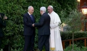 Le pape reçoit Peres et Abbas pour une rencontre historique