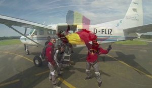 Les parachutistes du Skydive de Spa soutiennent les Diables Rouges