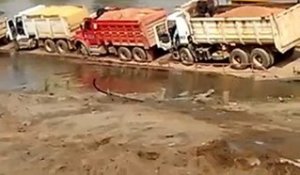 4 camions tombent à l'eau