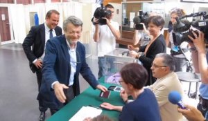 Législative partielle à Valenciennes : Jean-Louis Borloo vote à l'hôtel de ville