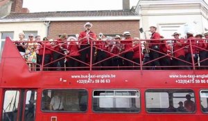 Un drôle de bus rouge à Hazebrouck pour la fête de la Musique