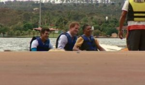 Le prince Harry fait du canoë avant le match Angleterre-Costa Rica