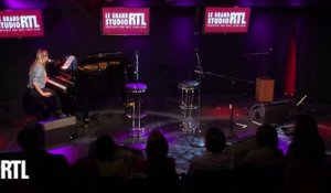 Louane - Feeling Good en live dans le Grand Studio RTL présenté par Eric Jean-Jean