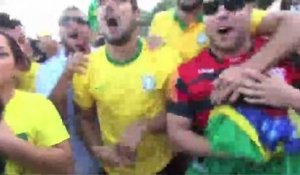 Football / Les supporters brésiliens exultent sur Copacabana - 28/06
