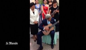 En Chine, la démonstration de guitare improvisée de John Kerry