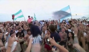 Mondial: les supporters Argentins déferlent à Copacabana