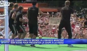 Football / Les Allemands présentent le trophée de la Coupe du monde à la foule - 15/07