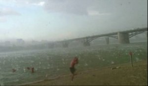Violent orage de grêle sur une plage de Sibérie