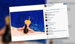 Kim Kardashian prend un bain de soleil sans le haut