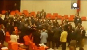 Trois députés blessés dans une bagarre générale au Parlement turc