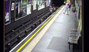 Le bébé tombe avec sa poussette sur les rails du métro
