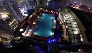 Base jump dans une piscine depuis la tour Menara Kuala Lumpur