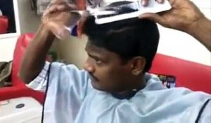 Un coiffeur se coupe les cheveux