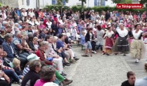Concarneau. Filets Bleus : on apprend la danse bretonne… euh… bretonne ?
