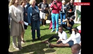 Léchiagat (29). Valérie Trierweiler rend visite au village "copain du monde"