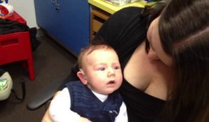 Réaction d'un bébé sourd qui entend pour la première fois