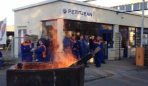 Les Petitjean bloquent l'entrée de leur usine