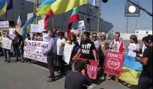 Deux manifestations à St-Nazaire pour et contre la livraison de navires de guerre Mistral à la Russie