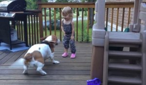 Une petite fille danse avec son chien! Trop mignon...