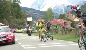 Gianluca Brambilla et Ivan Rovny se battent sur leur vélo lors de la vuelta