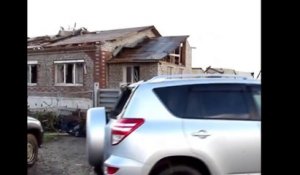 Une tornade détruit une maison devant son propriétaire!
