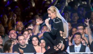 Iggy Azalea Falls Off Stage AT MTV VMA Pre-Show