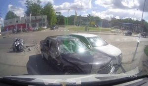 Accident de moto contre deux voitures