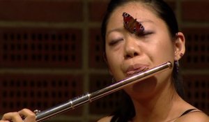Un papillon se pose sur le nez d'une flûtiste en plein concert!