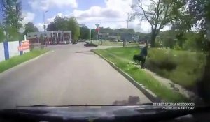 Un motard atterrit sur deux voitures !