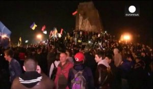 Ukraine: les nationalistes déboulonnent la plus grande statue de Lénine