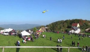 Voiture et hélicoptère au rallye de France Alsace 2014
