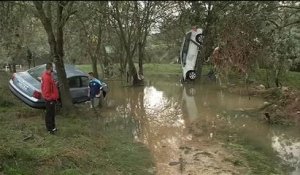 Inondations dans l'Hérault: des voitures accrochées dans les arbres
