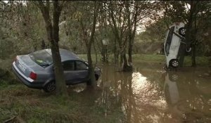 Des voitures renversées après des pluies diluviennes dans l'Hérault
