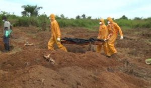 Ebola : en Sierra Leone, des volontaires ramassent des cadavres