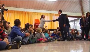 Hollande acclamé par des écoliers d'Angoulême