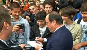 François Hollande signe un mot d'absence pour des lycéens