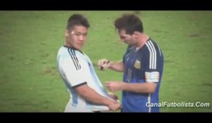 Quand Messi signe un autographe en plein match !