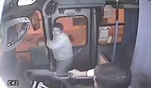 Un voleur se fait corriger par un chauffeur de bus