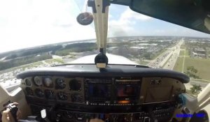 Un oiseau brise le cockpit d'un avion en vol