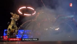 Venu de Nantes, un dragon géant parade à Pékin