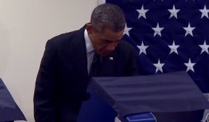Barack Obama chambré par un électeur : "ne touchez pas à ma copine monsieur le président"