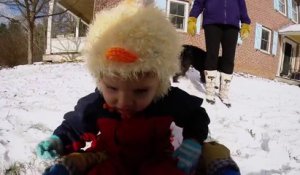 2 petites filles jouent dans la neige pour la première fois de leur vie!